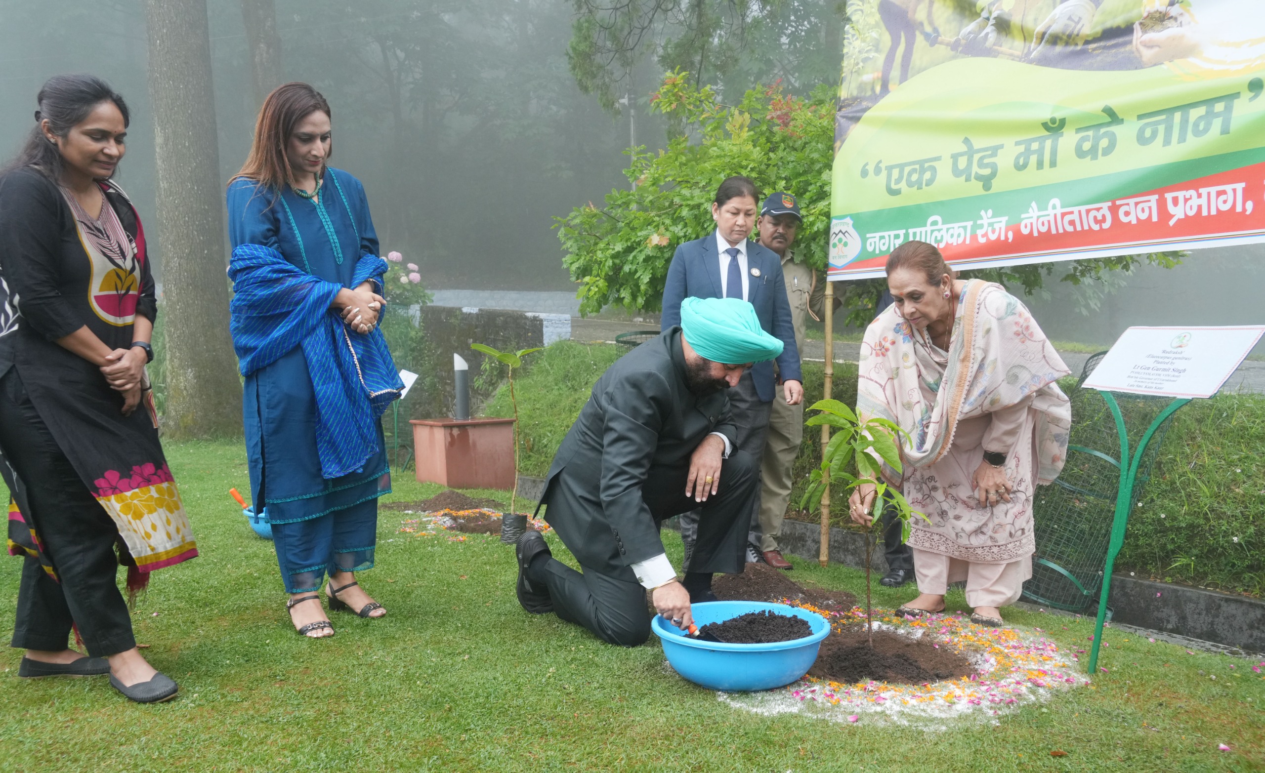 ‘एक पेड़ माँ के नाम’ अभियान से जुड़े राज्यपाल, रुद्राक्ष का पौधा लगाकर दिया संदेश