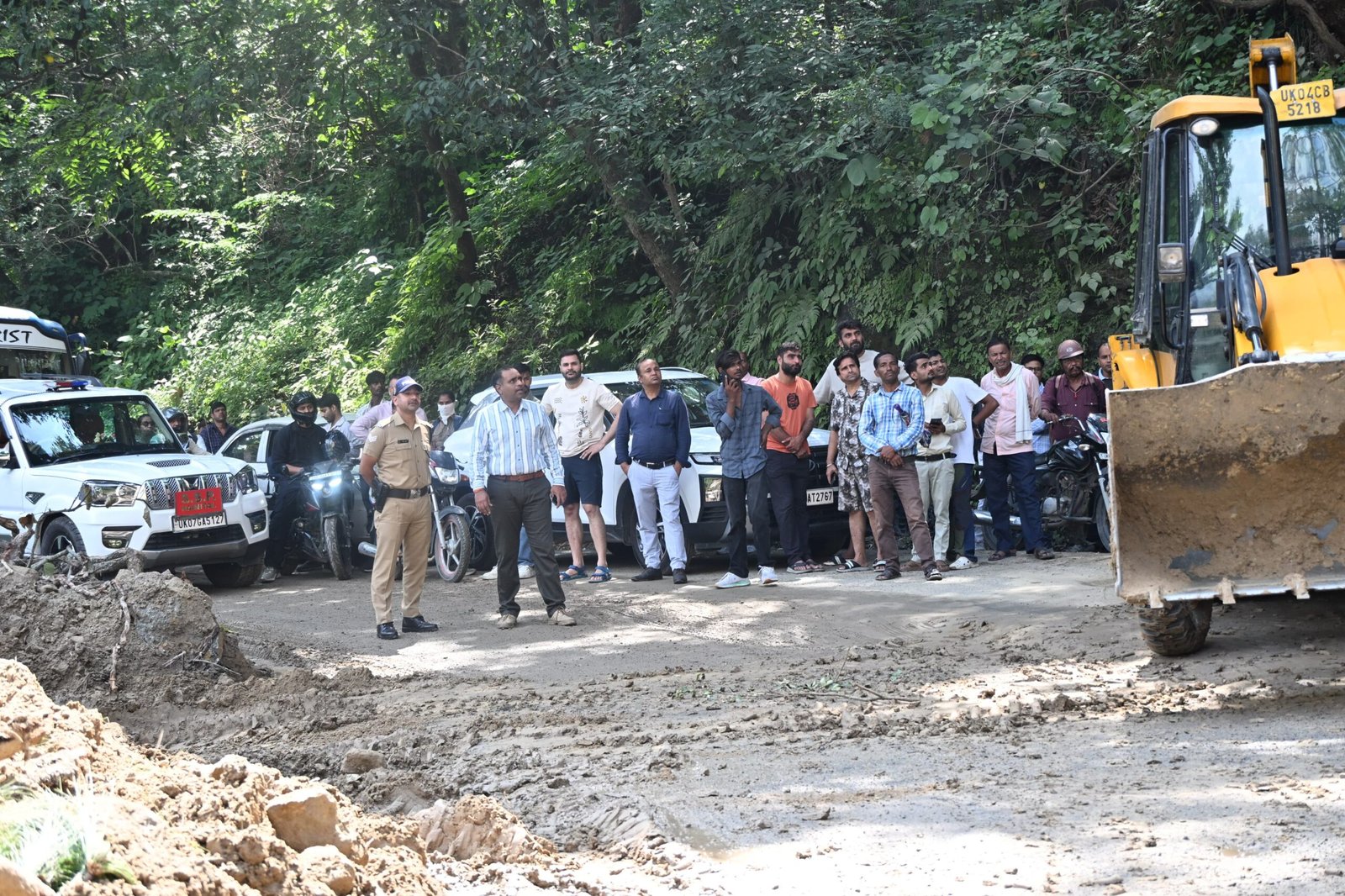 हल्द्वानी-नैनीताल मार्ग पर मलबा बना बाधा, SSP मौके पर पहुंचे और कराया यातायात सुचारू