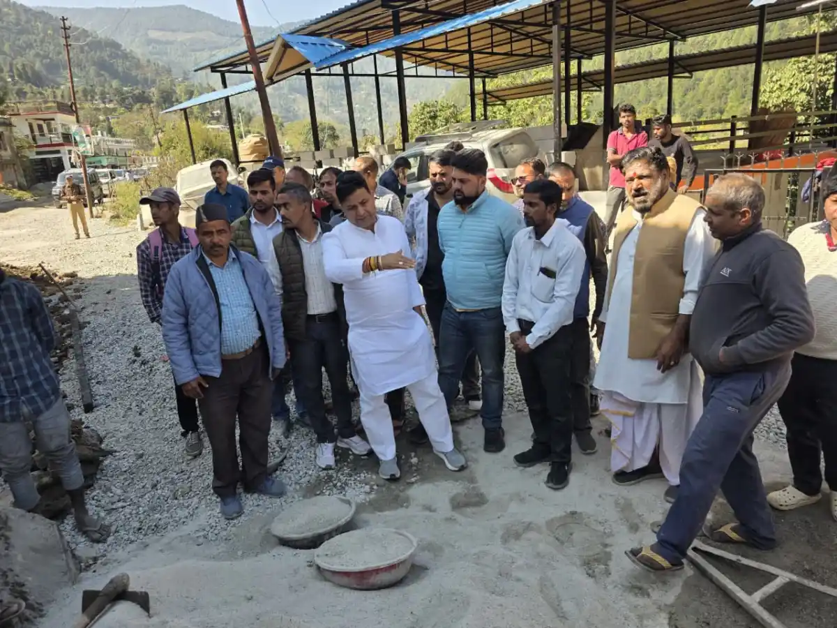 खराब सड़क से मिलेगी निजात, रामगढ़-कैंचीधाम मार्ग पर डामरीकरण तेज करने के निर्देश
