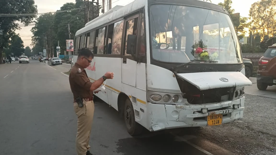 हल्द्वानी की सड़कों को अतिक्रमण मुक्त बनाने की मुहिम, यातायात पुलिस ने चलाया अभियान